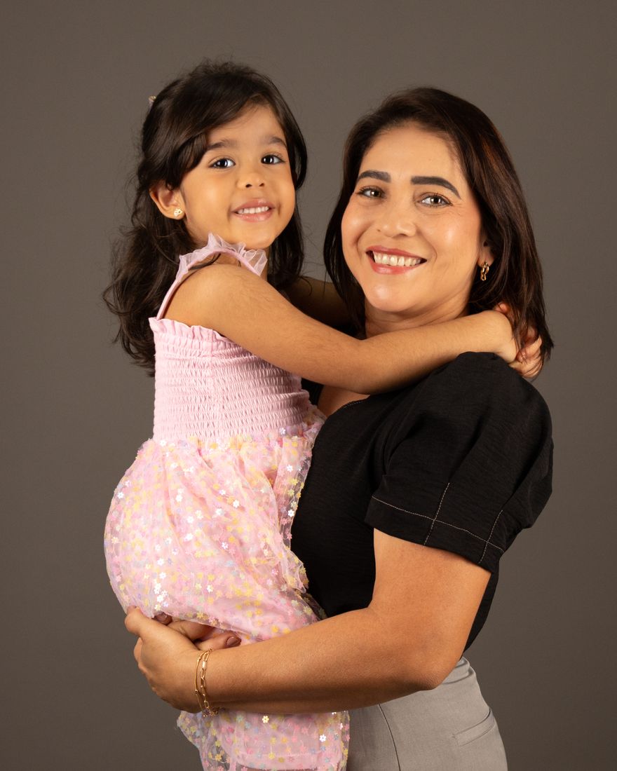 Karla Aranha, fundadora da Adora Cafés, abraçada à filha Isadora